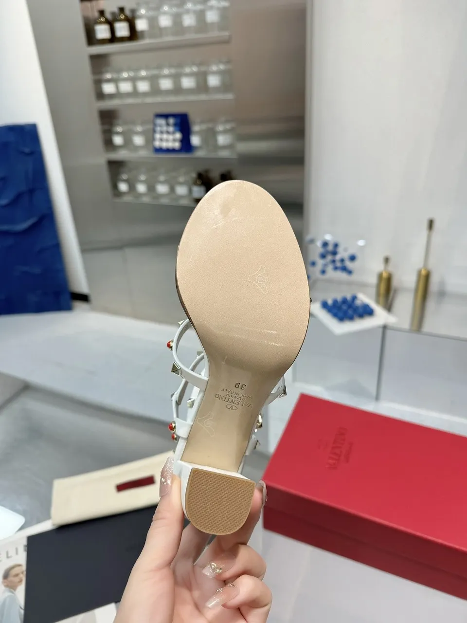 👟👟Ex-factory price 520👟👟 Valentino classic sandals with rivets ✔️Fashionable thick heel 9.5cm ✔️Mixed-breed sheepskin upper ✔️Mixed-breed sheepskin lining and foot pads ✔️Italian yellow cowhide outsole texture is clear and consistent with the counter ✔️Code number 35-40 (34, 41, 42 can be customized and not returned)